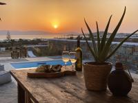 Bazén v ubytovaní Villa Ypsilon Naxos - luxury holiday house with amazing sea view & private pool alebo v jeho blízkosti