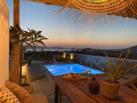 Bazén v ubytovaní Villa Ypsilon Naxos - luxury holiday house with amazing sea view & private pool alebo v jeho blízkosti