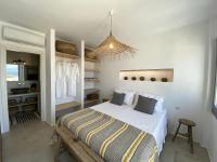 Posteľ alebo postele v izbe v ubytovaní Villa Ypsilon Naxos - luxury holiday house with amazing sea view & private pool