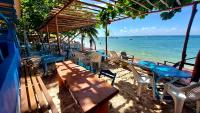 eine Gruppe von Tischen und Stühlen am Strand in der Unterkunft Monkey beach agroturismo in Gamboa