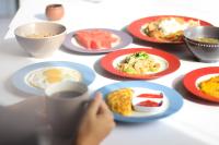 Una mesa con platos de comida encima en MD 7 Hotel Cirebon, en Cirebon