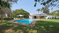 una piscina nel cortile di una casa di The Sunbird Guesthouse a Gingindlovu