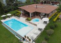 una vista aérea de una casa con piscina en Finca del Café - Casa Typica, en Santa Rosa de Cabal