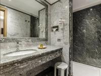 A bathroom at Vibe Nazionale