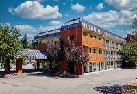 un gran edificio de ladrillo con aparcamiento en Olympic Inn &amp; Suites Port Angeles, en Port Angeles