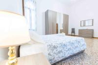 Posteľ alebo postele v izbe v ubytovaní CA CICOGNA air conditioning and fast WiFi, central location apartment
