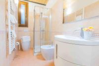 Kúpeľňa v ubytovaní CA CICOGNA air conditioning and fast WiFi, central location apartment