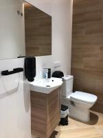 A bathroom at Hostal León