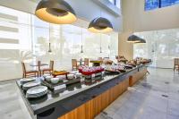 uma linha de buffet num restaurante com pratos e pratos em Oft Alfre hotels - Goiânia em Goiânia