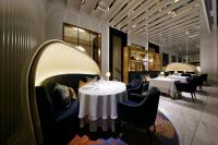 横浜市にあるザ・カハラ・ホテル＆リゾート横浜のダイニングルーム(テーブル2台、椅子、テーブルサーチャー付)