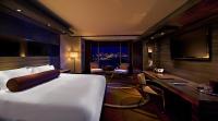 ein Hotelzimmer mit einem Bett und einem Schreibtisch mit Fernseher in der Unterkunft M Resort Spa &amp; Casino in Las Vegas