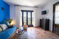 A television and/or entertainment centre at Apartamentos Montesclaros
