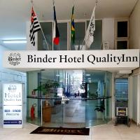 una señal para un hotel con banderas en un edificio en Hotel Binder Quality Inn, en Mogi das Cruzes