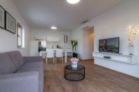 Televízia a/alebo spoločenská miestnosť v ubytovaní Villa Royal