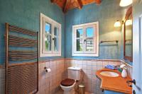 Kúpeľňa v ubytovaní Hortensia Villa - Infinity Pool & Sea Views by Explore Andros