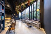 アンタルヤにあるAG Hotels Antalyaのテーブルと椅子と窓のあるレストラン