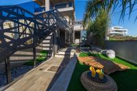 ein Haus mit einem Garten und einer Terrasse in der Unterkunft Villa Vie in Medulin