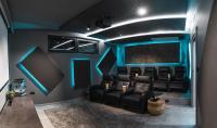 ein Filmzimmer mit schwarzen Stühlen und blauer Beleuchtung in der Unterkunft Villa Vie in Medulin