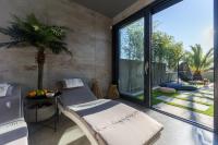 Zimmer mit einem Bett und einem großen Fenster in der Unterkunft Villa Vie in Medulin