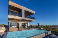 Der Swimmingpool an oder in der Nähe von Villa Vie
