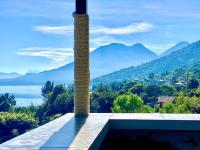 サン・ペドロ・ラ・ラグーナにあるHotel Arianaのヤシの木と山を背景にしたリゾート