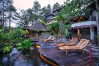 Tira Vilagna Suites & Spaにある庭
