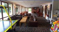 un soggiorno con divani e una sala giochi di SNOWDON LODGE - GLAN GWNA HOLIDAY PARK CAERNARFON - Luxury Family Lodge a Caernarfon