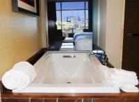 Ein Badezimmer in der Unterkunft M Resort Spa &amp; Casino