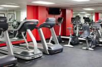 Club Quarters Hotel Rittenhouse Square, Philadelphiaにあるフィットネスセンターまたはフィットネス設備