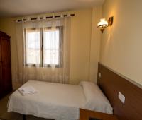Postel nebo postele na pokoji v ubytování El Roble Hotel Restaurante