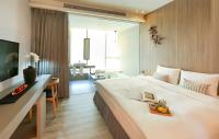 ein Schlafzimmer mit einem großen Bett und einem Tablett mit Obst darauf in der Unterkunft Hotel Day Plus Teascape in Chiayi
