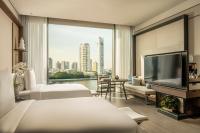 Postel nebo postele na pokoji v ubytování Four Seasons Hotel Bangkok at Chao Phraya River