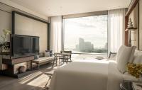 TV a/nebo společenská místnost v ubytování Four Seasons Hotel Bangkok at Chao Phraya River