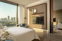 TV a/nebo společenská místnost v ubytování Four Seasons Hotel Bangkok at Chao Phraya River
