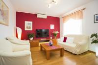 Televízia a/alebo spoločenská miestnosť v ubytovaní Holiday home Elvis, village Kujići