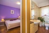 Kúpeľňa v ubytovaní Holiday home Elvis, village Kujići