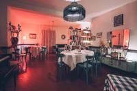 ein Esszimmer mit einem Tisch und Stühlen in der Unterkunft Chez Marie in Linguizzetta