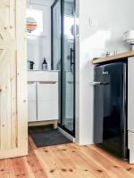 LushHills - Tiny House - Modern House On Wheelsにあるキッチンまたは簡易キッチン