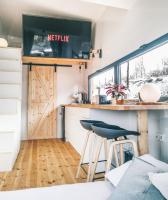 LushHills - Tiny House - Modern House On Wheelsにあるテレビまたはエンターテインメントセンター