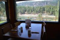 un tavolo in un ristorante con vista su una montagna di Rimrock Lodge LLC a Thompson Falls
