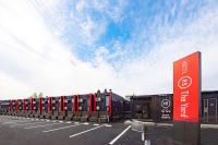 una fila de coches aparcados en un estacionamiento en HOTEL R9 The Yard Oyamayokokura, en Oyama