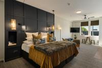 Un dormitorio con una cama grande con un cabecero grande. en 14th Lane Urban Hotel, en Blenheim