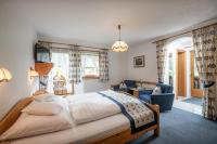 Un dormitorio con una cama y una sala de estar. en Gästeheim Auwitsch, en Mayrhofen