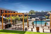 ウォーナンブールにあるMid City Motel Warrnamboolのベンチとフェンスのある公園