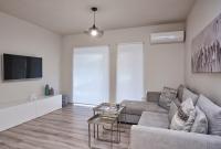 Televízia a/alebo spoločenská miestnosť v ubytovaní Charitos IΧ, Chic n modern 2BD Apt