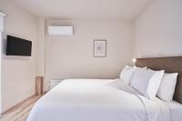 Posteľ alebo postele v izbe v ubytovaní Charitos IΧ, Chic n modern 2BD Apt