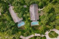 Der Swimmingpool an oder in der Nähe von Island Escape Burasari