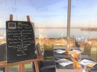 ブライにあるLogis Hôtel Restaurant La Citadelleの窓際のメニュー付きテーブル