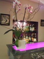 a bar with a vase with flowers on a table at Hôtel Harvey in Paris