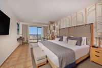 Łóżko lub łóżka w pokoju w obiekcie Secrets Lanzarote Resort & Spa - Adults Only (+18)